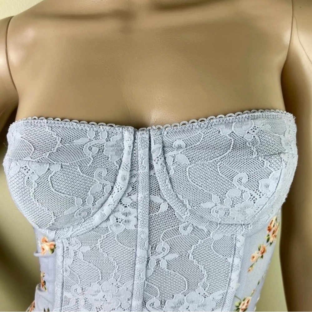 NEW WEWOREWHAT REVOLVE LACE FLORAL PRINT CORSET - Picture 3 of 5